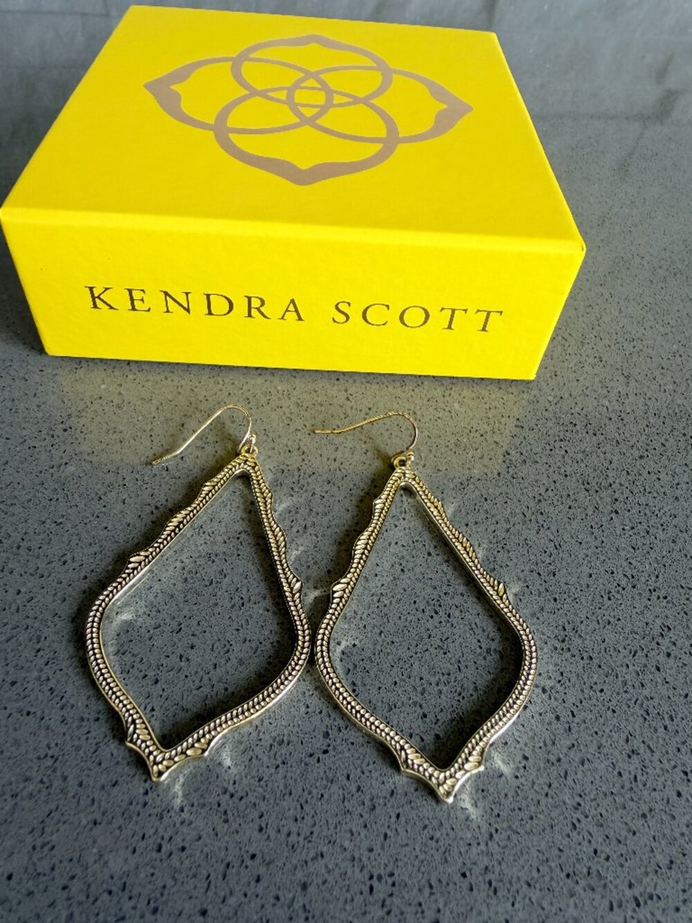 ✨ Kendra Scott Gold Sophee Drop Earrings